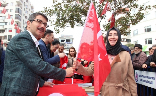 Şehzadeler Belediyesi 18 Mart Şehitler Günü dolaysıyla Mehter eşliğinde bayrak dağıtıp şehitleri andılar