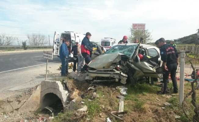 Yoldan çıkan otomobil menfeze çarptı: 2 yaralı