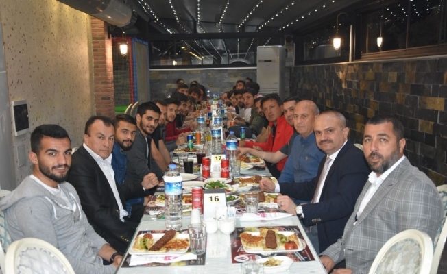 AK Parti’li Mersinli, Manisasporlu futbolcularla buluştu