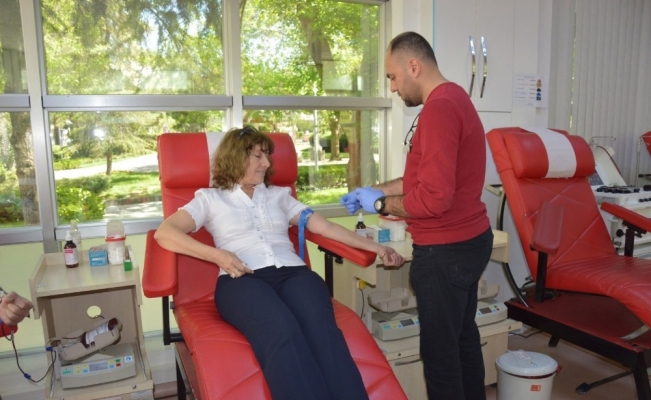 CHP’nin kan bağışı kampanyasına 3 kişi katıldı, 1 kişi kan verdi