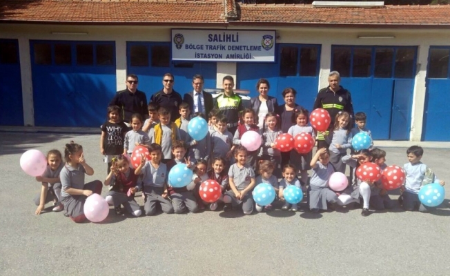 İlkokul öğrencilerinden polislere pastalı kutlama
