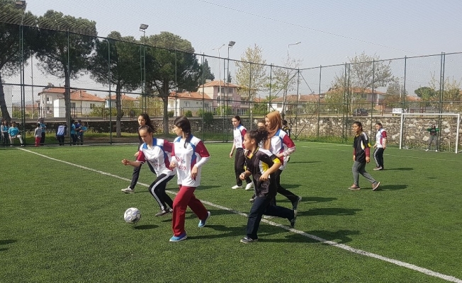 Kız öğrencilerin futbol turnuvası nefes kesti