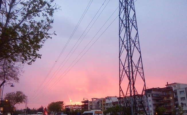 Manisa’da gökyüzü kızıla boyandı