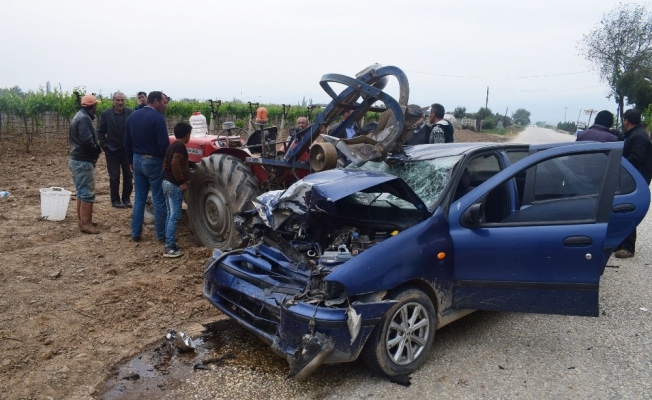 Manisa’da otomobil traktöre çarptı: 6 yaralı
