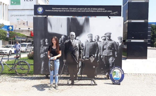 Salihli’de 3 boyutlu Atatürk görseline büyük ilgi
