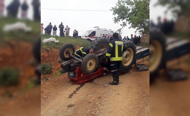 Salihli’de traktör devrildi: 2 yaralı