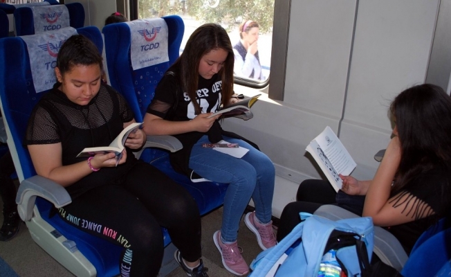 Trenle yolculuk yapıp, kitap okudular