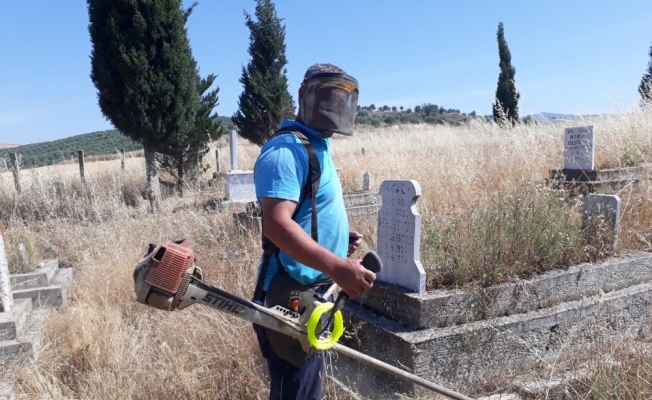 Salihli’deki mezarlar bayrama hazırlanıyor