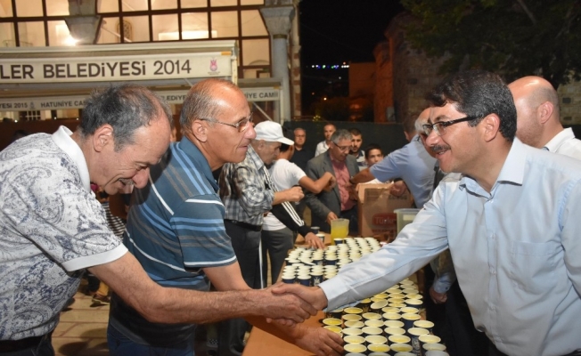 Şehzadeler Belediyesinden teravih sonrası limonata ikramı