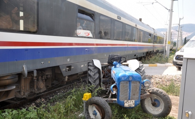 Tren traktörle çarpıştı: 2 yaralı