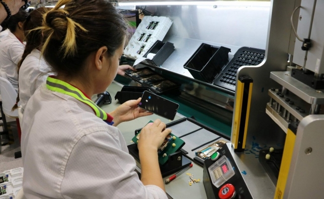 AK Parti heyeti yerli üretim cep telefonlarını fabrikasında inceledi