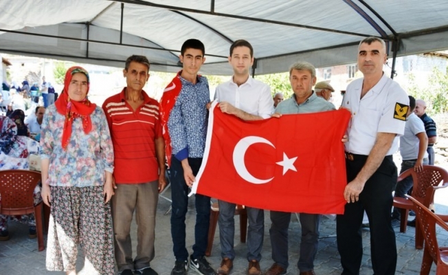 Kaymakam İrdelp’ten askere gidecek gence Türk Bayrağı