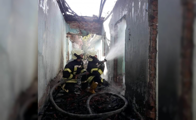 Manisa’da metruk binada yangın