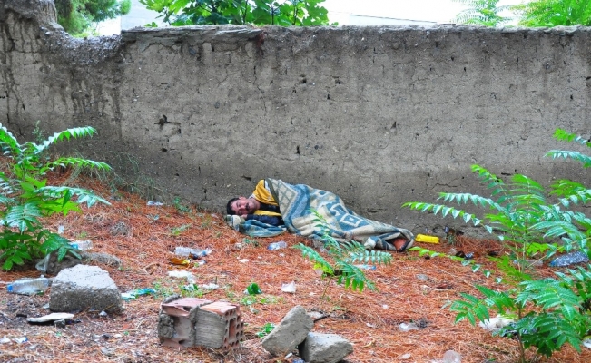 Sokakta yaşayan sara hastası genç, ölmemek için yardım bekliyor