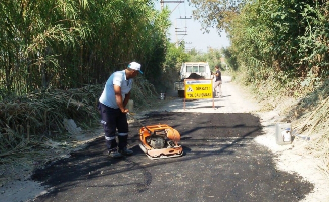Yunusemre’den 2 mahallede asfalt yama çalışması