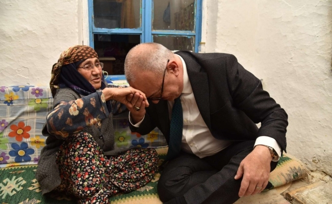 Başkan Ergün, fotoğrafını okşayan Şadiye nine ile buluştu