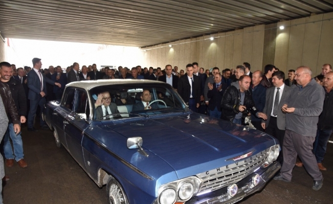 Başkan Ergün’den klasik otomobilli kavşak açılışı