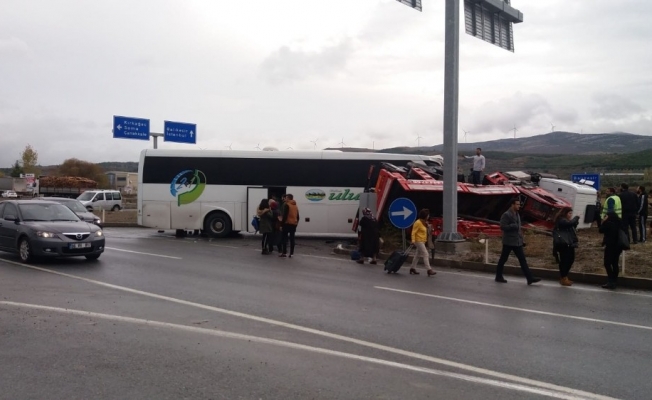 Kırkağaç’ta otobüs ile vinç yüklü kamyon çarpıştı: 17 yaralı