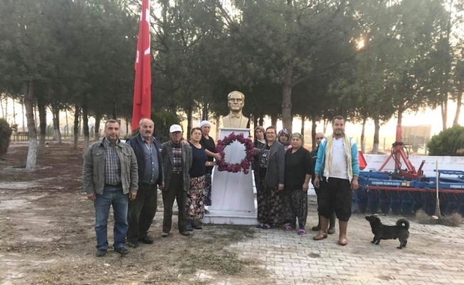 Mahalleliden Atatürk’e kasımpatılı anma