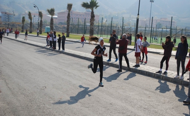 Salihli’de öğrenciler Atatürk’ü anmak için koştu