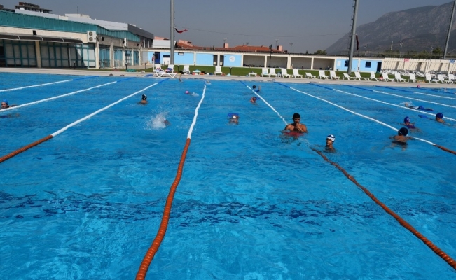 Yunusemre’de yüzme kursu devam ediyor