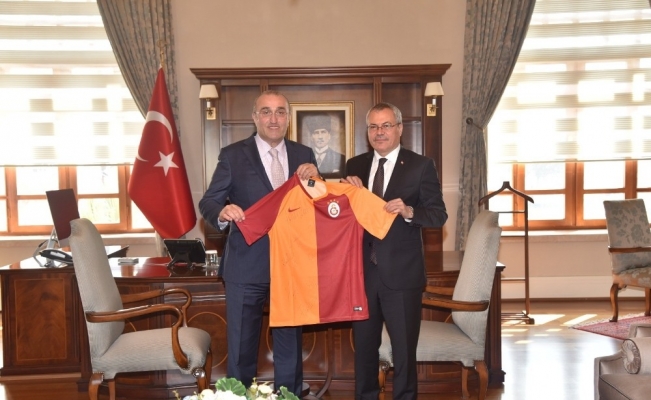 Albayrak’tan Vali Deniz’e Galatasaray forması