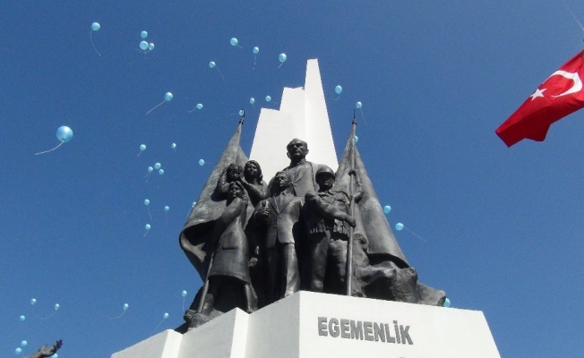 Manisa’da yüzlerce mavi balon otizm için havalandı