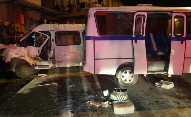 Alaşehir’de işçi minibüsünün freni patladı: 13 yaralı