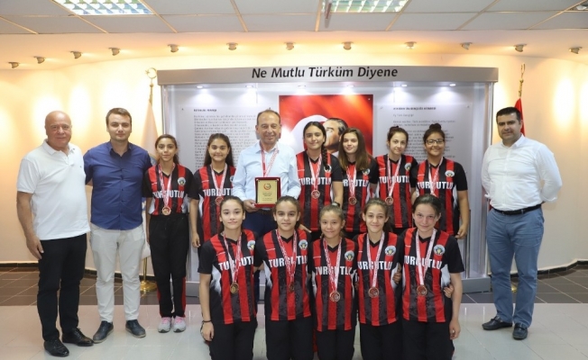 Başkan Akın, Türkiye dördüncüsü hentbolcuları ağırladı