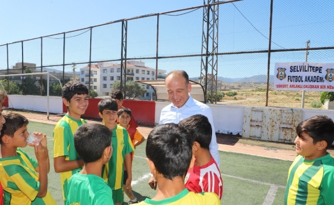 Başkan Akın’dan yaz spor okullarına ziyaret