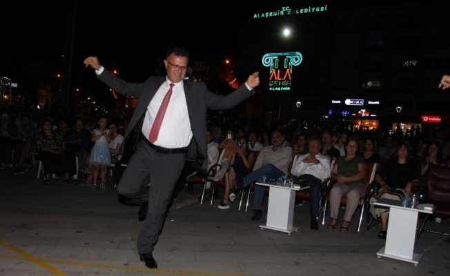 Başkan Öküzcüoğlu TSM konserinde zeybek oynadı