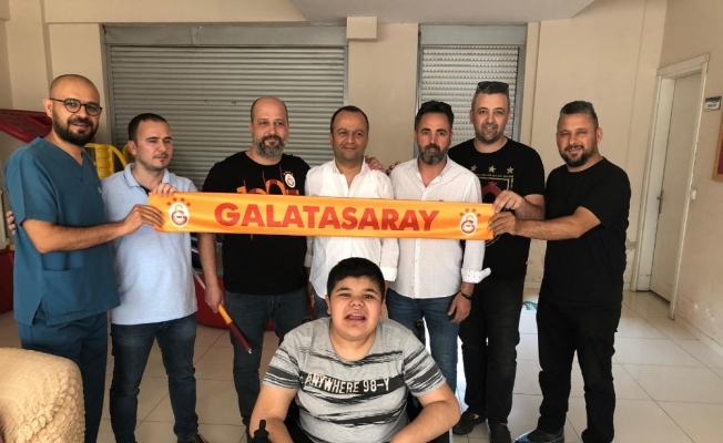 Galatasaraylı taraftarlar, Beşiktaşlı özel çocuğu sevindirdi