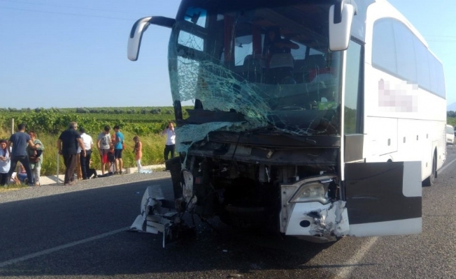 Manisa’nın Salihli ilçesinde transit minibüs ile otobüs çarpıştı. İlk belirlemelere göre kazada 4 kişi hayatını kaybetti.
