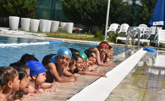Yunusemre’de bin öğrenci yüzme öğreniyor