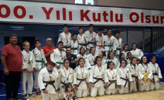 Yunusemreli judocular 15 Temmuz İl Birinciliğinde madalyaları topladı