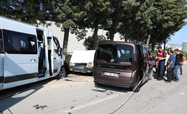 Manisa işçi servisi hafif ticari araçla çarpıştı: 16 yaralı