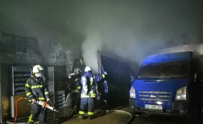Manisa’daki depo yangınında 3 araç ve binlerce paket sigara kül oldu