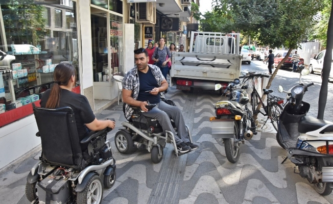 Engelli vatandaşlardan kaldırım işgaline duyarlılık çağrısı