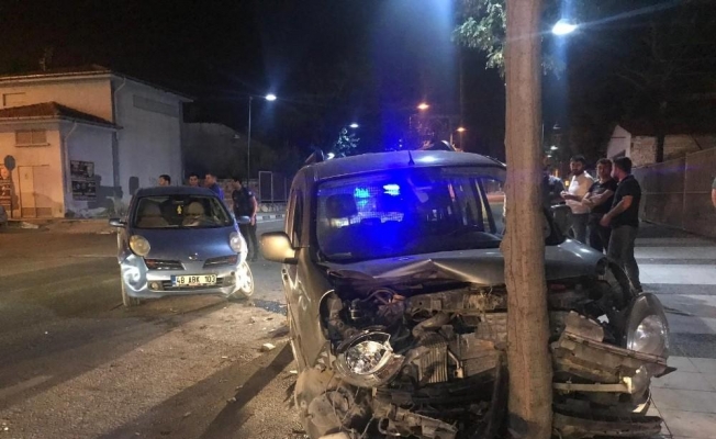 Manisa’da 3 araç birbirine girdi: 2 yaralı