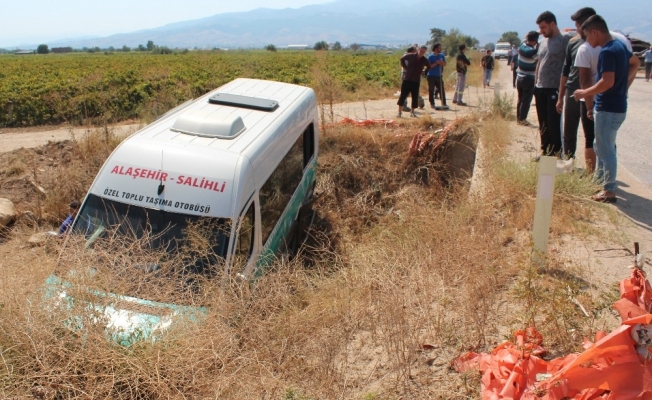 Otomobilin çarptığı yolcu minibüsü dereye uçtu: 9 yaralı