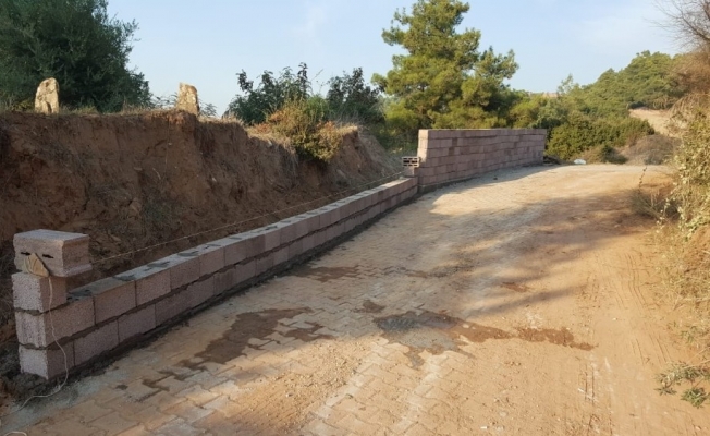 Manisa’daki mezarlık duvarları yenileniyor