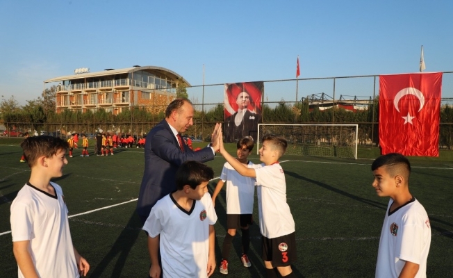 Başlama vuruşunu Çetin Akın yaptı, futbol şenliği başladı