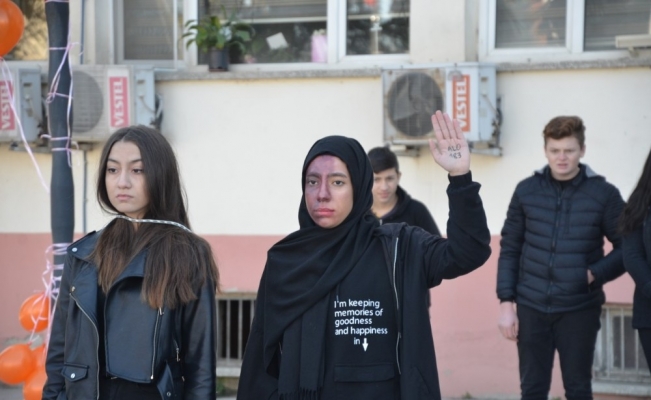 Öğrenciler, sokak tiyatrosu ile kadına şiddete ’hayır’ dedi