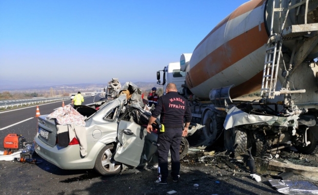 Otomobil, beton mikserine çarptı: 2 ölü