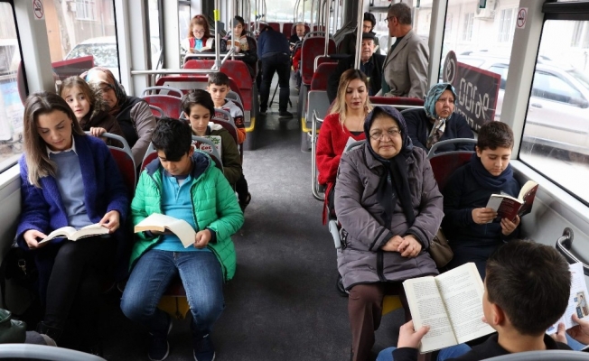 (Özel) Öğrenciler halk otobüslerinde farkındalık için kitap okudu
