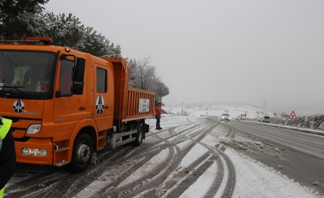 İzmir-Ankara yolunda kar mesaisi