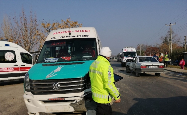 Manisa’da minibüs ile otomobil çarpıştı: 4 yaralı