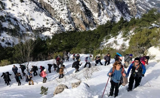 Spilos dağcıları karda zirveye yürüdü