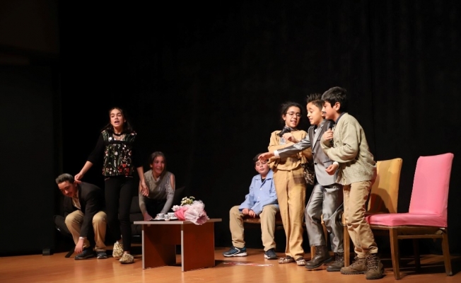 Turgutlu’da çocuk tiyatro ekibine büyük alkış
