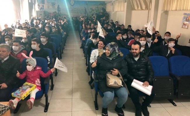 Lise öğrencileri lösemi hastalığına maskeyle dikkat çekti